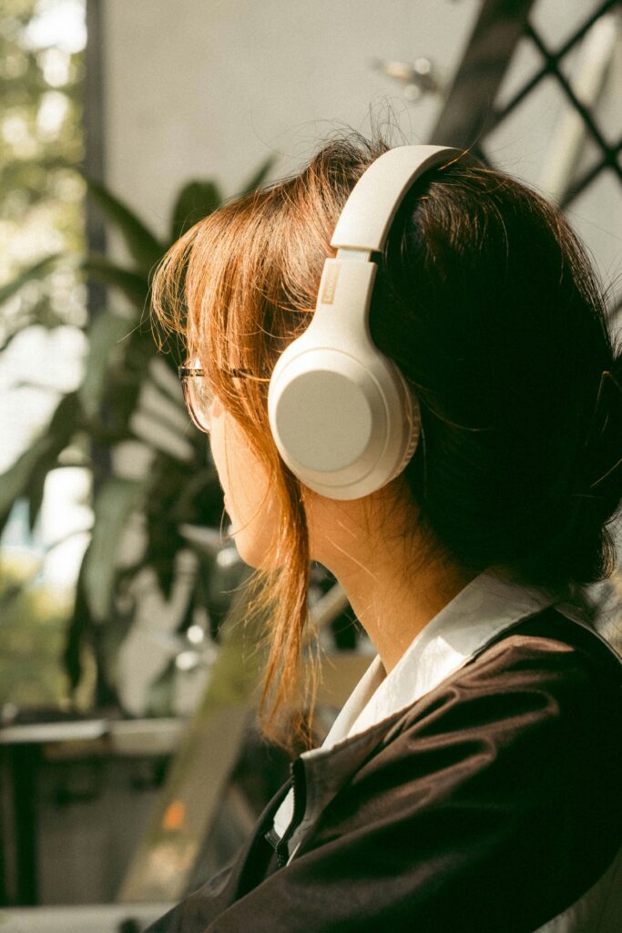 Best Budget Noise Cancelling Headphones featuring affordable wireless headphones, active noise cancellation, long battery life, and everyday comfort.