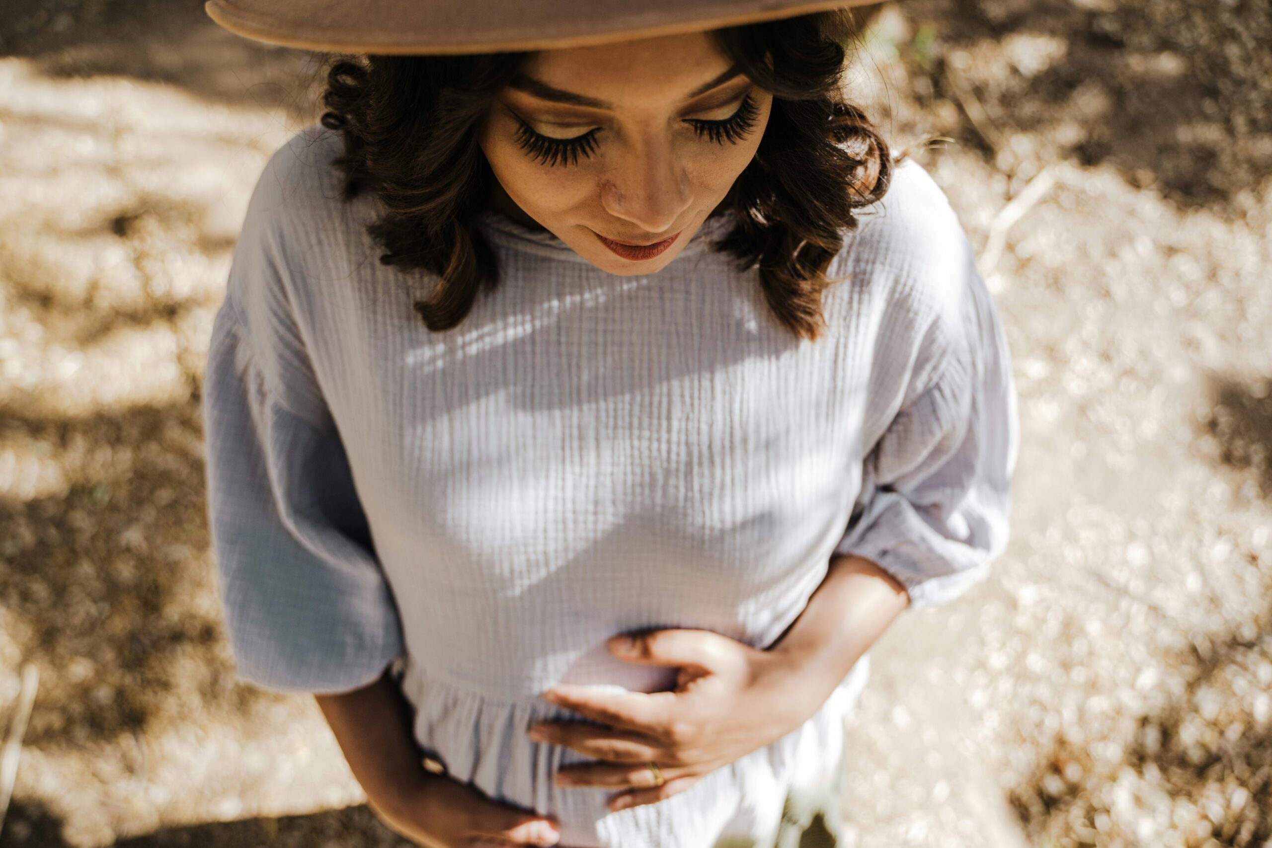 Signs of Leaking Amniotic Fluid vs. Discharge featuring fluid color, odor, consistency, pregnancy symptoms, and warning signs.